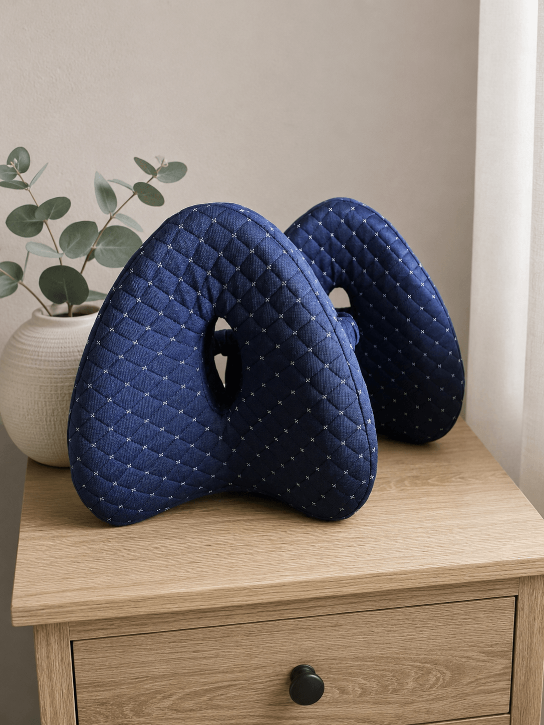 Két MMgo Sleep ergonomikus térdpárna hálószobai környezetben